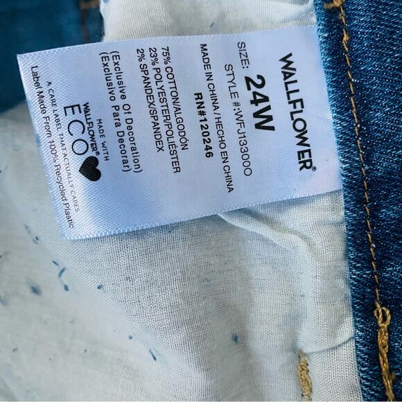 Wallflower | Fearless Curvy Super High Rise Distressed Jean Shorts NWT 24W - Picture 4 of 9